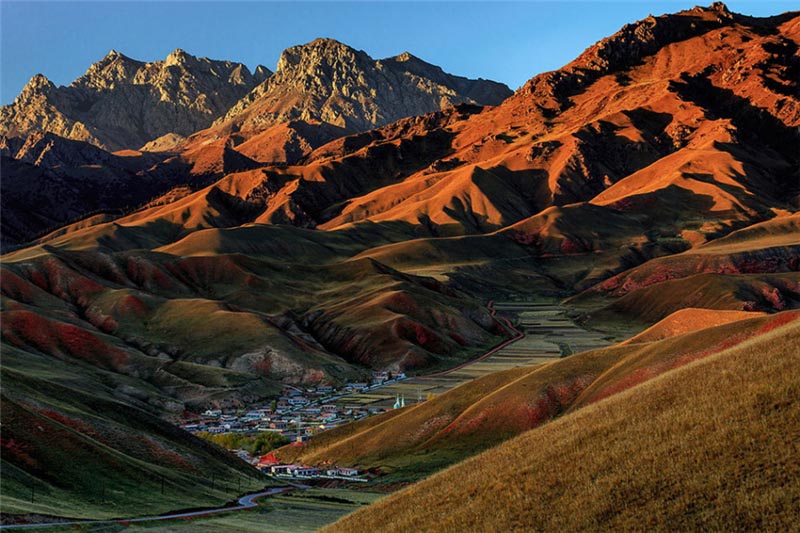 Le mont Zhuo'er (photo fournie par Harrison Zhao)　　Le mont Zhuo'er, constitué de grès rouge et de conglomérat, est réputé pour son relief danxia. Il appartient à la chaîne Qilian.
