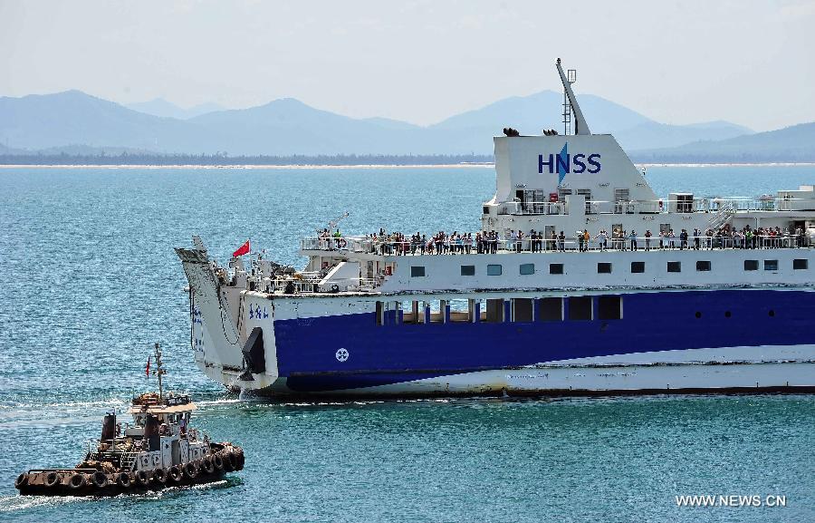 Vietnam : départ des évacués chinois à bord de ferries
