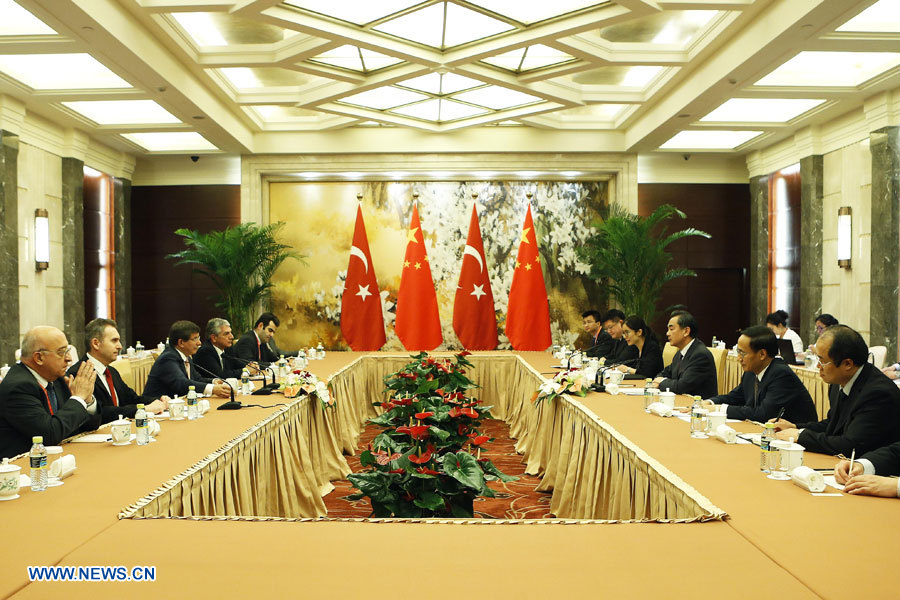 Le ministre chinois des AE rencontre ses homologues turc et bangladais respectivement