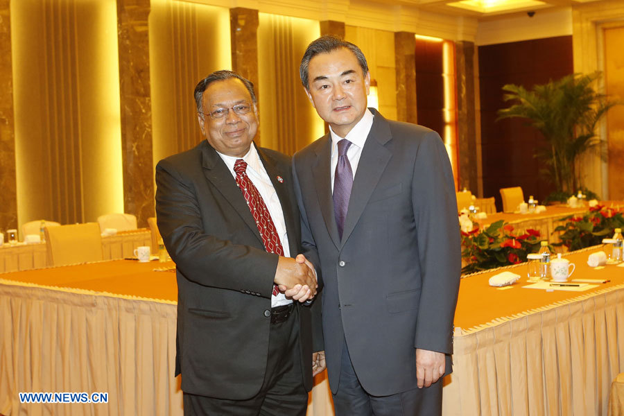 Le ministre chinois des AE rencontre ses homologues turc et bangladais respectivement