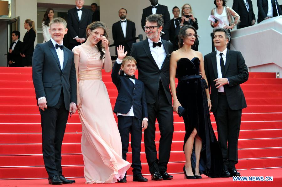 L'acteur Maxim Emelianov, l'actrice Zukhra Duishvili, l'acteur Abdul Khlim Mamamtsuiev, le réalisateur Michel Hazanavicius, l'actrice Bérénice Bejo et le producteur Thomas Langmann (de gauche à droite) arrivent sur le tapis rouge pour la projection du film "The Search" lors du 67e Festival de Cannes, le 21 mai 2014.