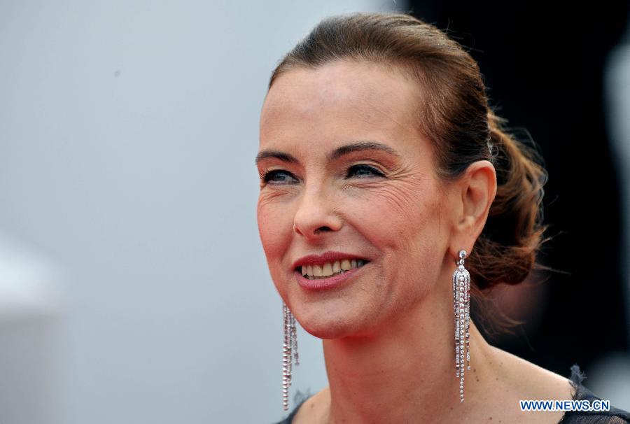 Le membre du jury Carole Bouquet arrive sur le tapis rouge pour la projection du film "The Search" lors du 67e Festival de Cannes, le 21 mai 2014.