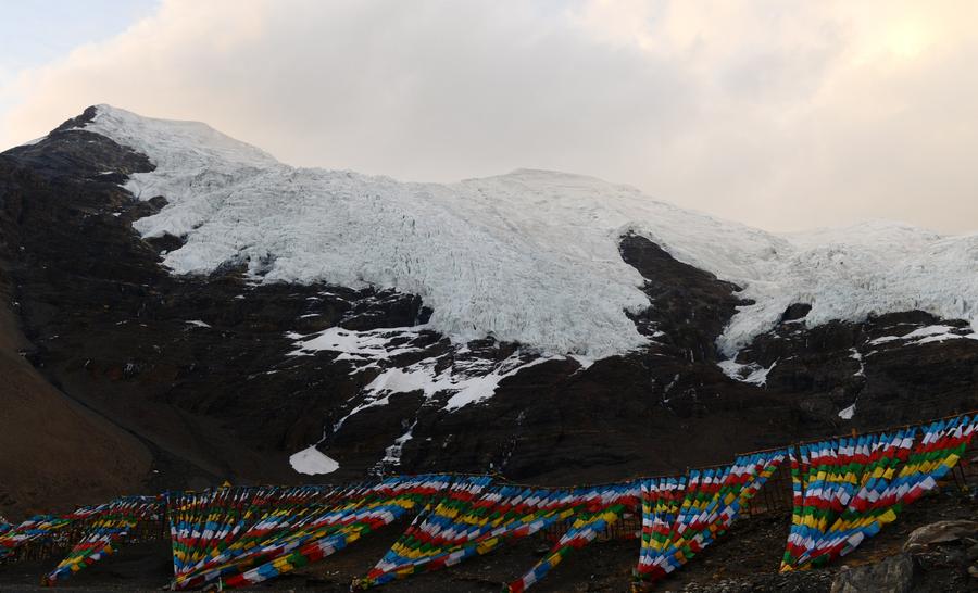 Cliché pris le 20 avril du Glacier PuruoGangri, situé à environ 5 600 mètres au nord du pic principal de la montagne de Karuola, la région autonome du Tibet (sud-ouest de la Chine). [Photo/Xinhua]