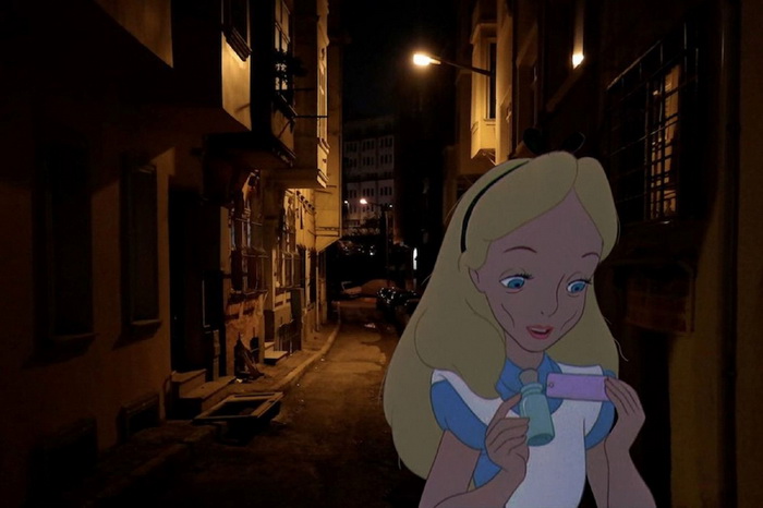 Alice dans l'attente d'une incantation pour l'emmener dans le monde magique