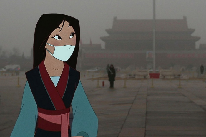 Mulan sur la place Tian'anmen, portant un masque pour se protéger de la pollution
