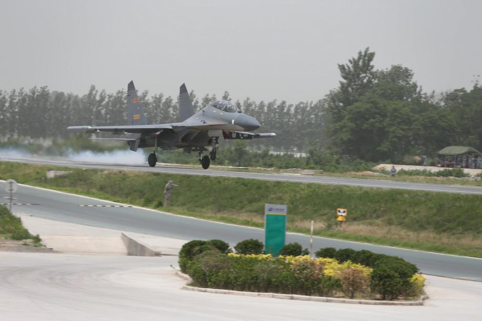 L'armée chinoise fait atterrir pour la première fois des avions sur une autoroute