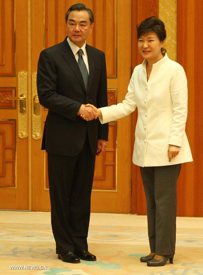 Rencontre de la présidente de la Corée du Sud avec le ministre chinois des AE