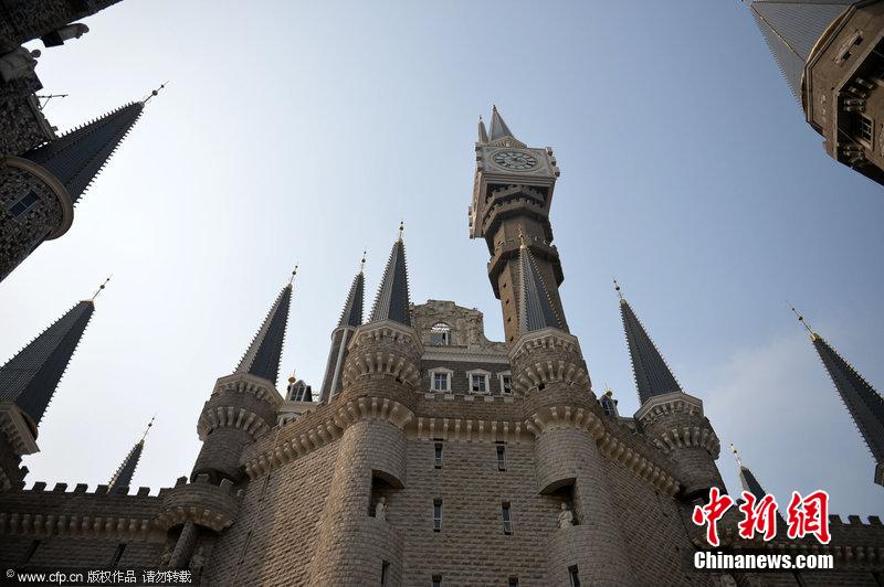 Le 24 mai 2014, sur le campus de l'Académie des beaux arts du Hebei en Chine, un château ressemblant étrangement au Collège de magie et de sorcellerie de Poudlard dans la suite romanesque de Harry Potter, a fait le buzz sur le Net. (Photo : CFP) 
