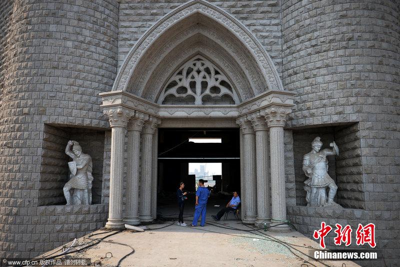 Le 24 mai 2014, sur le campus de l'Académie des beaux arts du Hebei en Chine, un château ressemblant étrangement au Collège de magie et de sorcellerie de Poudlard dans la suite romanesque de Harry Potter, a fait le buzz sur le Net. (Photo : CFP) 
