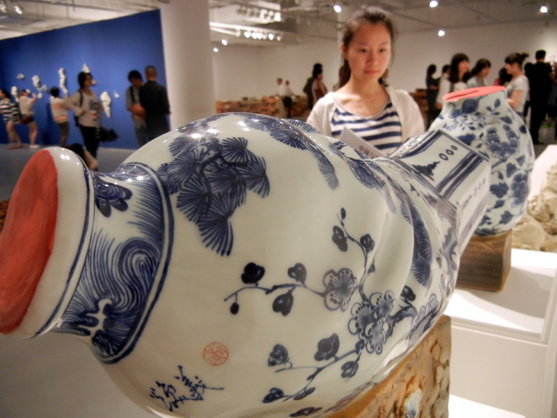 Une visiteuse admire une œuvre d'art en céramique de Huang Huanyi intitulée « Le Vase couché », au Musée d’Art du Lac Jinji de Suzhou, le 24 mai 2014. [Photo Wang Jiankang / asianewsphoto.com]