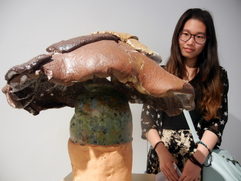 Une visiteuse admire une œuvre en céramique de l'artiste norvégien Steinar Haga Kristensen intitulée « Le désespoir dans l'Argile-II », au Musée d'Art du Lac Jinji de Suzhou, le 24 mai 2014. [Photo Wang Jiankang / asianewsphoto.com]