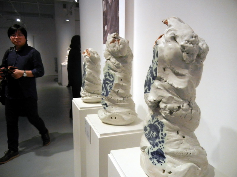 Des œuvres en céramique de Huang Huanyi, au Musée d'Art du Lac Jinji de Suzhou, le 24 mai 2014. [Photo Wang Jiankang / asianewsphoto.com]