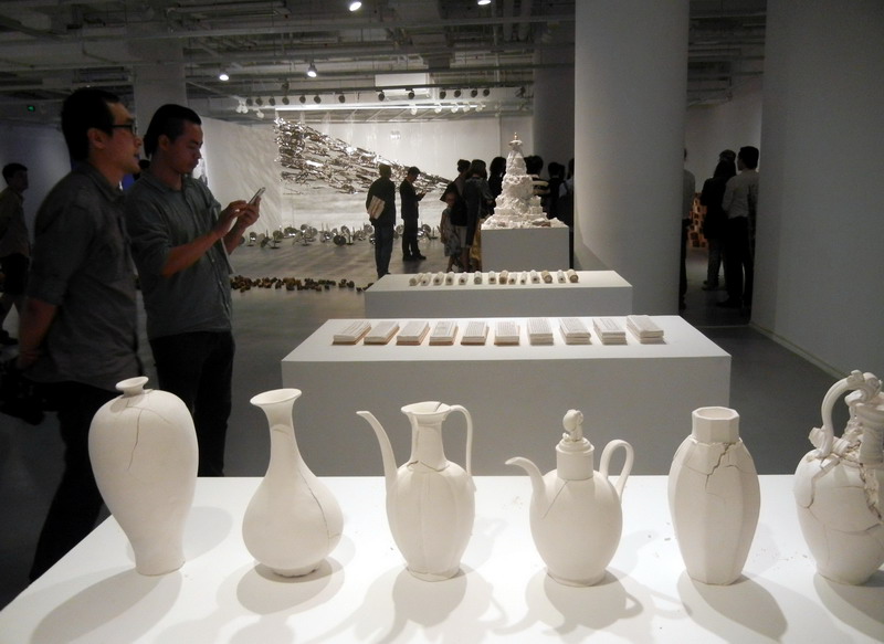 Des visiteurs admirent des œuvres en céramique d'artistes chinois et norvégiens au Musée d'Art du Lac Jinji de Suzhou, le 24 mai 2014. [Photo Wang Jiankang / asianewsphoto.com]