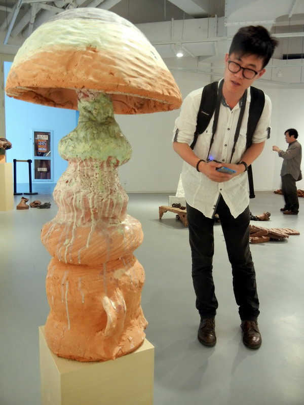 Un visiteur admire une œuvre en céramique au Musée d'Art du Lac Jinji de Suzhou, le 24 mai 2014. [Photo Wang Jiankang / asianewsphoto.com]