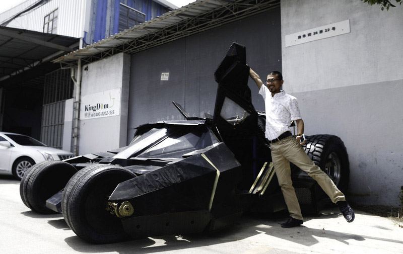 Un fan de Batman ouvre la porte de sa Batmobile