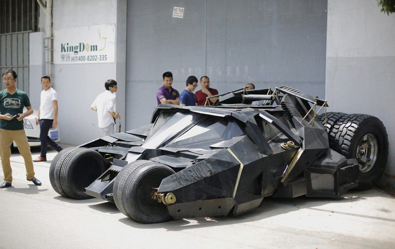 Un fan de Batman ouvre la porte de sa Batmobile