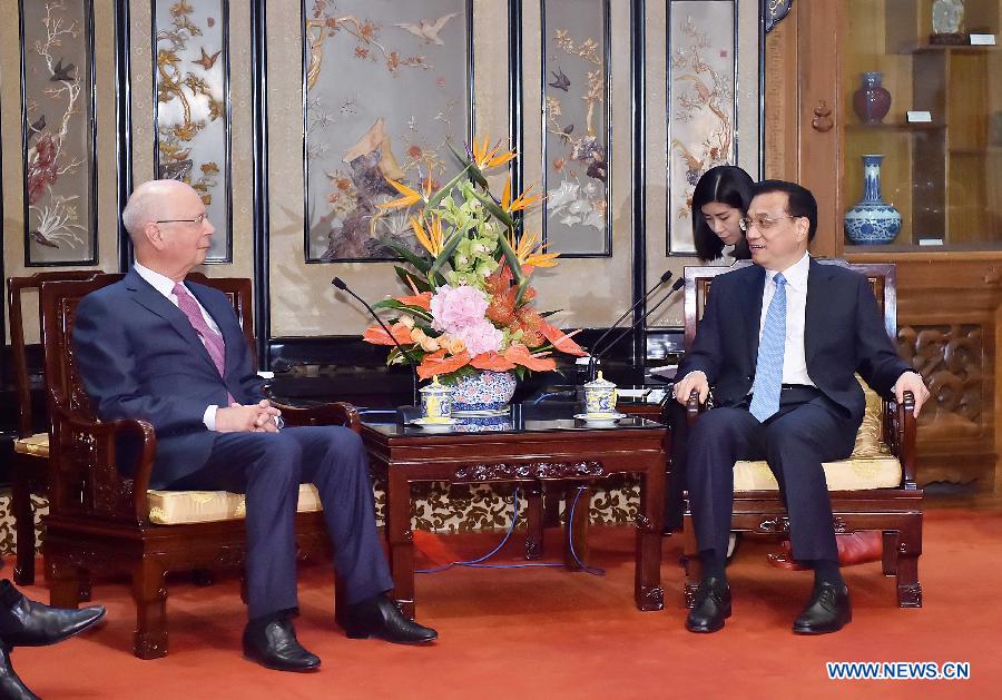 Le Premier ministre chinois rencontre le fondateur et président exécutif du FEM