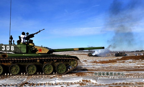 Cette photo d'archives prise en janvier 2014 montre un corps blindé à Shenyang, prenant part à un exercice à munitions réelles destiné à améliorer les capacités de combat. [Photo/photo.81.cn]