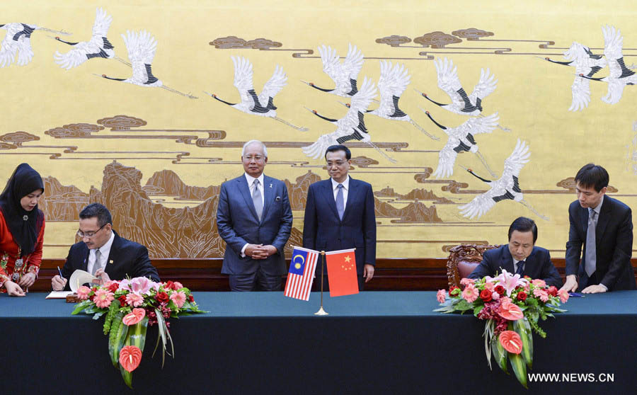 Les Premiers ministres chinois et malaisien s'entretiennent des recherches de l'avion disparu MH370 et des relations bilatérales
