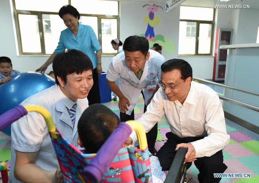 Le Premier ministre chinois insiste sur la protection des enfants