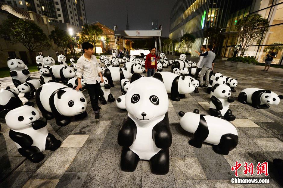 Cent pandas géants envahissent Shanghai !