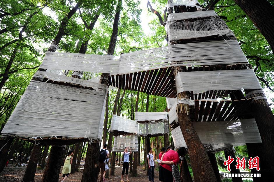 Photo prise le 3 juin 2014 montrant une cabane dans les arbres dans un bois près de l’Institut d’architecture et d’urbanisme de l’Université des Sciences et des Technologies de Huazhong, à Wuhan, la province du Hubei (centre de la Chine).