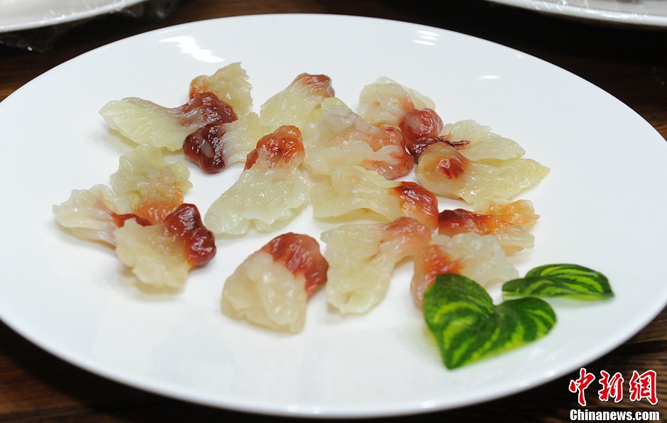 Photo prise le 19 juillet 2013, montrant une grande variété de « plats délicieux » faits en pierre à Shoushan, à Fuzhou, capitale de la Province du Fujian, dans le Sud-est de la Chine. [Photo / Chinanews.com]