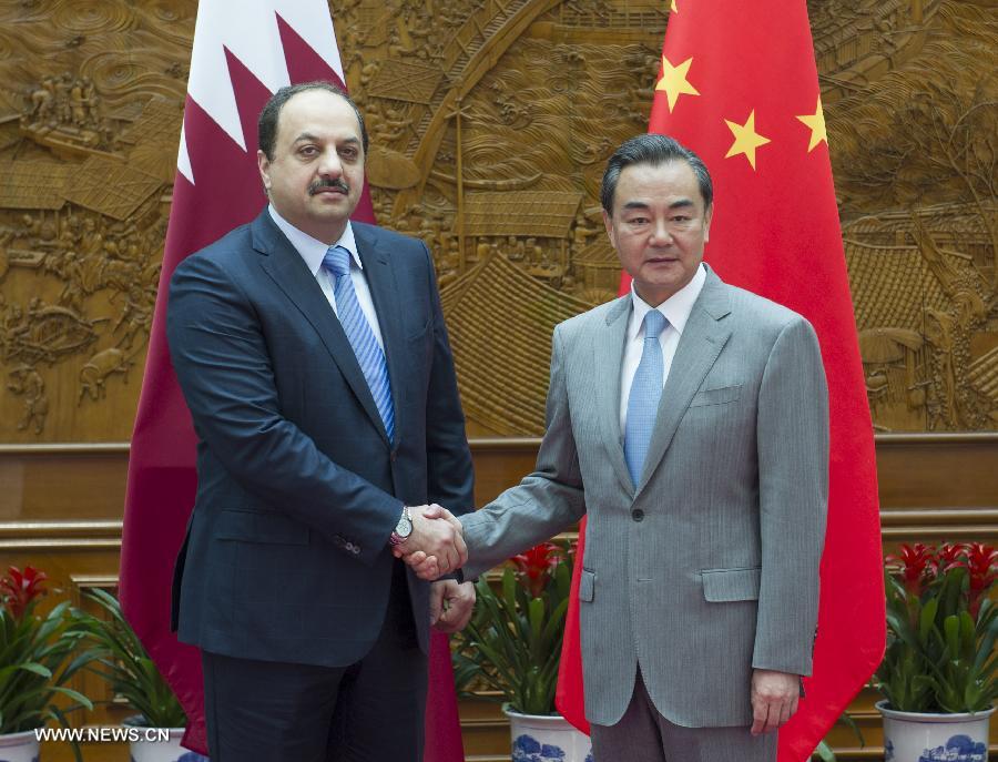 Lors de sa rencontre avec Khaled bin Mohamed al-Attiyah, M. Wang a affirmé que la Chine était prête à reprendre le plus tôt possible les négociations sur l'accord de libre-échange entre la Chine et le Conseil de coopération du Golfe.Le Qatar est prêt à travailler avec la Chine pour établir la ceinture économique le long de la route de la soie et de la route de la soie maritime du 21e siècle, et encourage les entreprises chinoises à prendre part à de grands projets dans le pays, a affirmé le ministre qatarien des Affaires étrangères.
