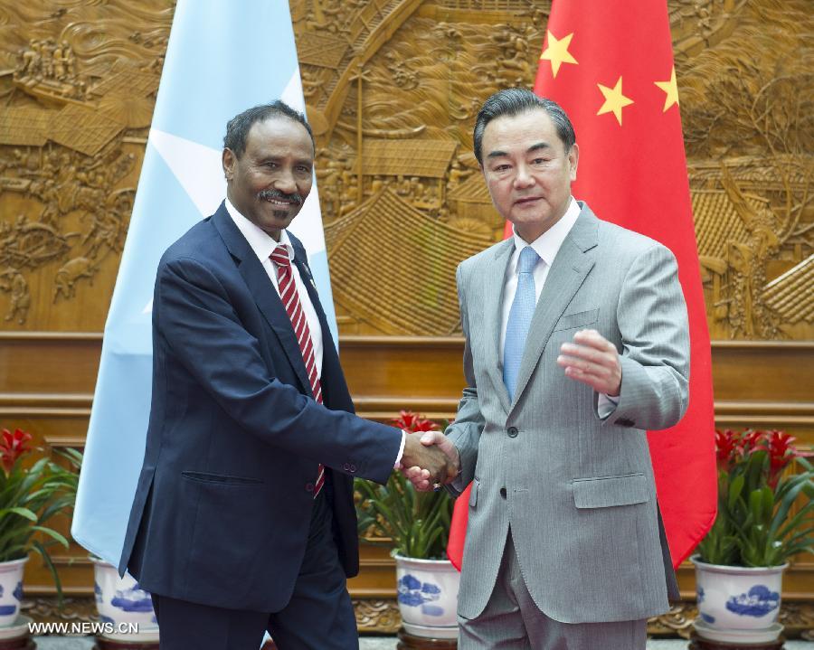 M. Wang a également rencontré le ministre des Affaires étrangères et de la Coopération internationale somalien, Abdirahman Mohamed Beyles, et le ministre qatarien des Affaires étrangères, Khaled bin Mohamed al-Attiyah.Lors de sa rencontre avec son homologue somalien, M. Wang a promis un soutien à la reconstruction de la Somalie et une aide à son développement social et économique.