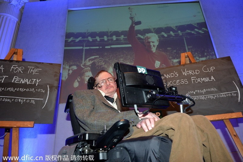 Le Professeur Stephen Hawking, physicien, cosmologiste et auteur, dévoile les conclusions de son ouvrage « Une brève histoire de la façon dont l'Angleterre peut remporter la Coupe du Monde », a Londres, le 28 mai 2014. [Photo / IC]