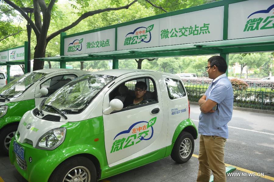 Un homme essaie une voiture électrique dans un point de location à Hangzhou, la capitale de la province du Zhejiang (est de la Chine), le 3 Juin 2014. Hangzhou a lancé son propre service de location de voitures électriques public, nommé "Micro Public Transport", en octobre 2013. Les clients sont facturés à un taux horaire et peuvent laisser le véhicule dans l’un centres de location de la ville.[Photo/Xinhua]