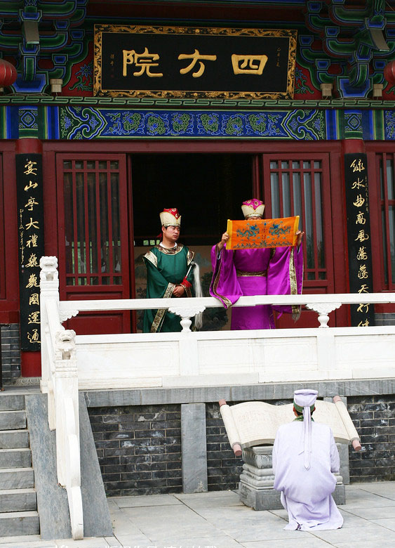 Le processus d'examen impérial dans la Chine ancienne, recréé à Kaifeng, dans la Province du Henan, le 13 mai 2012. [Photo / IC]