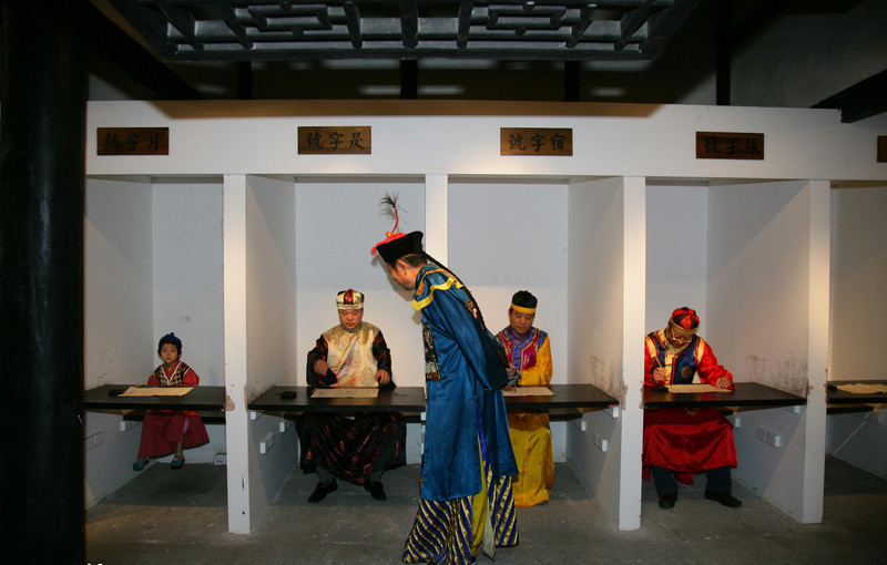 Reconstitution d'une salle d'examen pour l'examen du Keju dans la Chine ancienne. [Photo / IC]