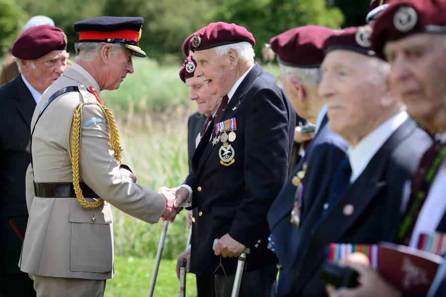 Le prince Charles assiste à une cérémonie commémorative à la mémoire des actions du Jour J de la 6e Division aéroportée britannique et du 1er Bataillon canadien de parachutistes au village de Bavent près des côtes normandes, le 5 juin 2014. [Photo/agences]