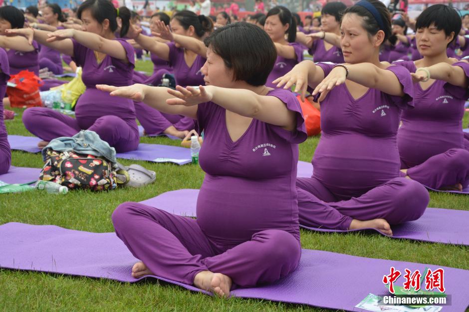 Changsha : 505 femmes enceintes pratiquent le yoga ensemble