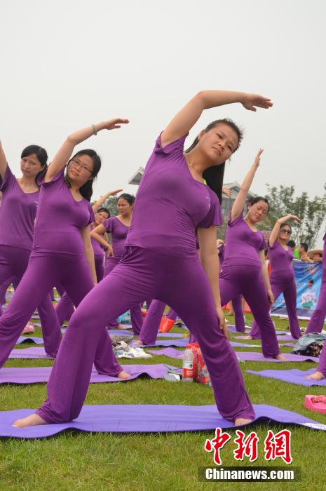 Changsha : 505 femmes enceintes pratiquent le yoga ensemble