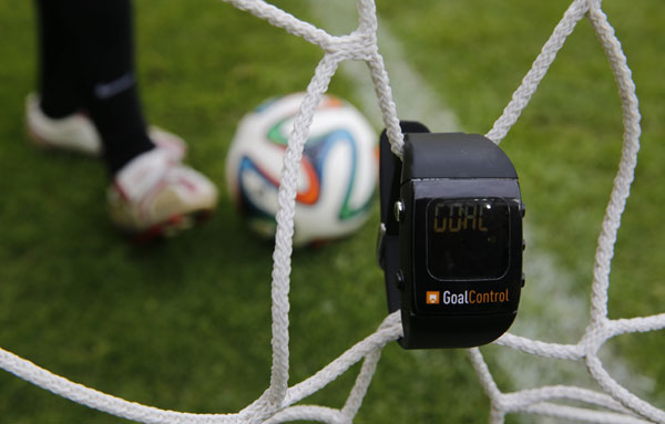 Une montre GoalControl affiche "but" alors qu’un ballon de football roule entièrement derrière la ligne de but lors d'une démonstration dans la ville ouest-allemande d'Aix-la-Chapelle, le 28 mai 2014. [Photo/agences]
