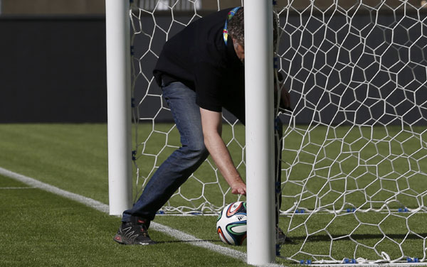 Une balle passe la ligne de but au cours d'une démonstration de la technologie de ligne de but (GLT) avant la Coupe du Monde 2014 au stade Maracaña à Rio de Janeiro, le 9 juin 2014. [Photo/agences]