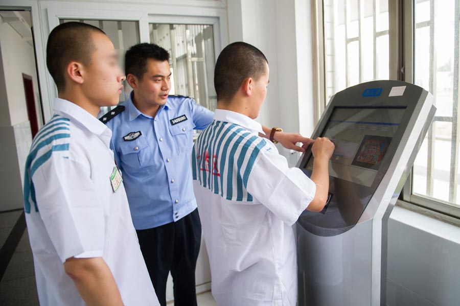 Un prisonnier fait ses achats en ligne à la maison de correction pour jeunes délinquants de l'Anhui, lundi à Hefei, capitale de la province. [Photo / Xinhua]