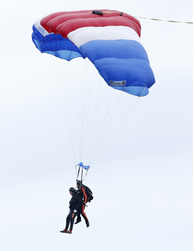 George Bush senior fête son 90e anniversaire avec un saut en parachute