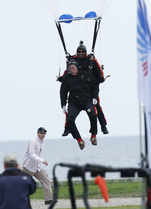 George Bush senior fête son 90e anniversaire avec un saut en parachute
