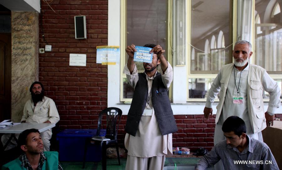 Plus de sept millions d'Afghans ont voté au deuxième tour de l'élection présidentielle