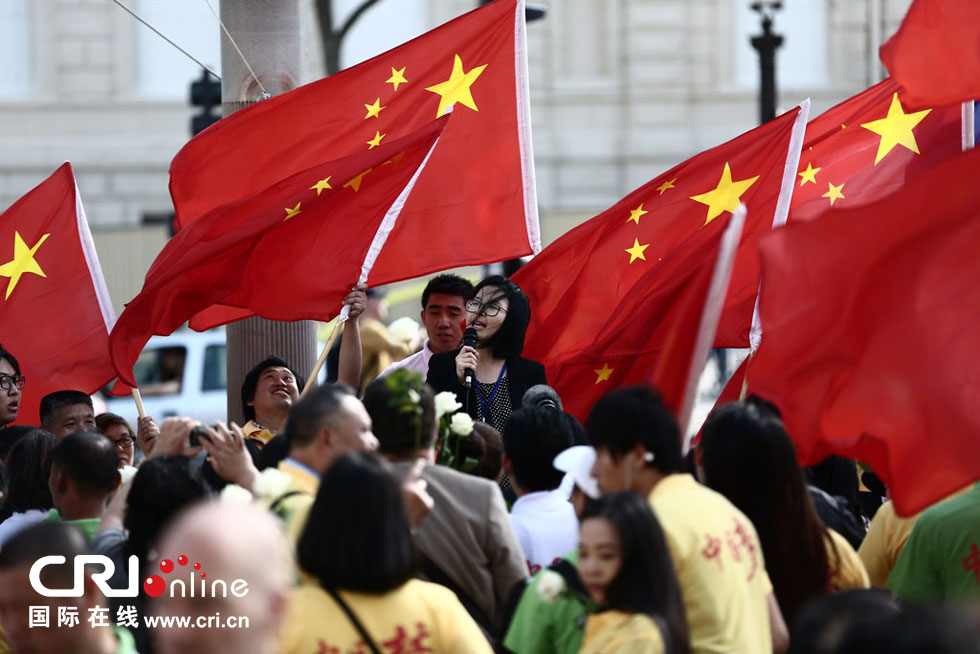 Le 15 juin à Paris, les drapeaux rouges flottent sur les Champs-Élysées en souvenir des ouvriers chinois de la Grande Guerre.