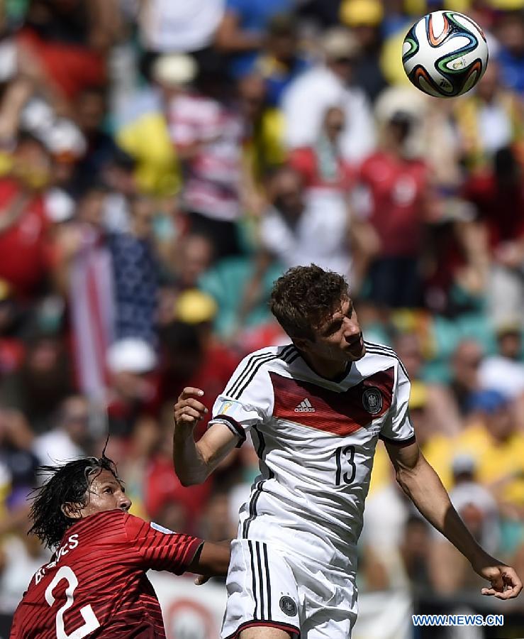 L'Allemagne a écrasé le Portugal 4 à 0 dans son premier match du groupe G du Mondial, lundi à à Salvador.Les buts allemands ont été inscrits par Muller (12 sur pen, 45+1, 78), auteur du premier triplé de la Coupe du monde au Brésil, et par Hummels (32).