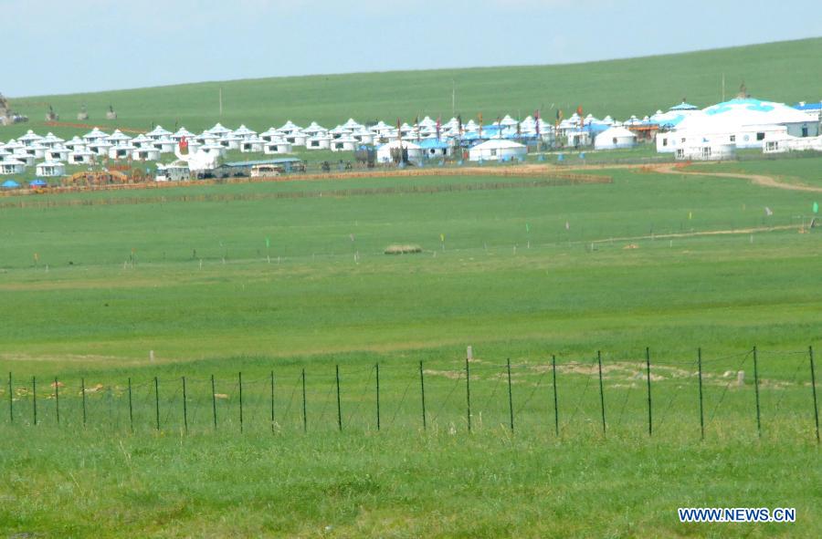 Photo prise le 16 juin 2014 montrant des yourtes mongoles sur la prairie de Hulunbuir, dans la région autonome de Mongolie intérieure (nord de la Chine)