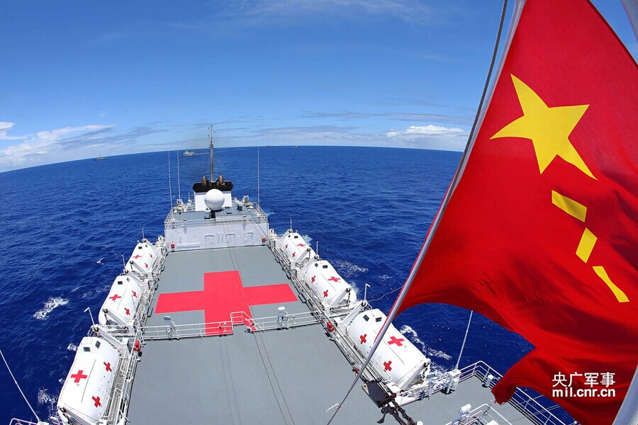 Le navire-hôpital chinois Heping Fangdan, qui a servi de base de centre de formation, au centre de l’escadre conjointe (photo Ju Zhenhua).
