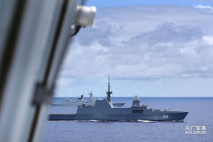 Le 18 juin heure locale, la frégate lance-missiles polyvalente Steadfast de la marine singapourienne avec le Yueyang de la marine chinoise, en formation pour l’exercice (photo Ju Zhenhua).