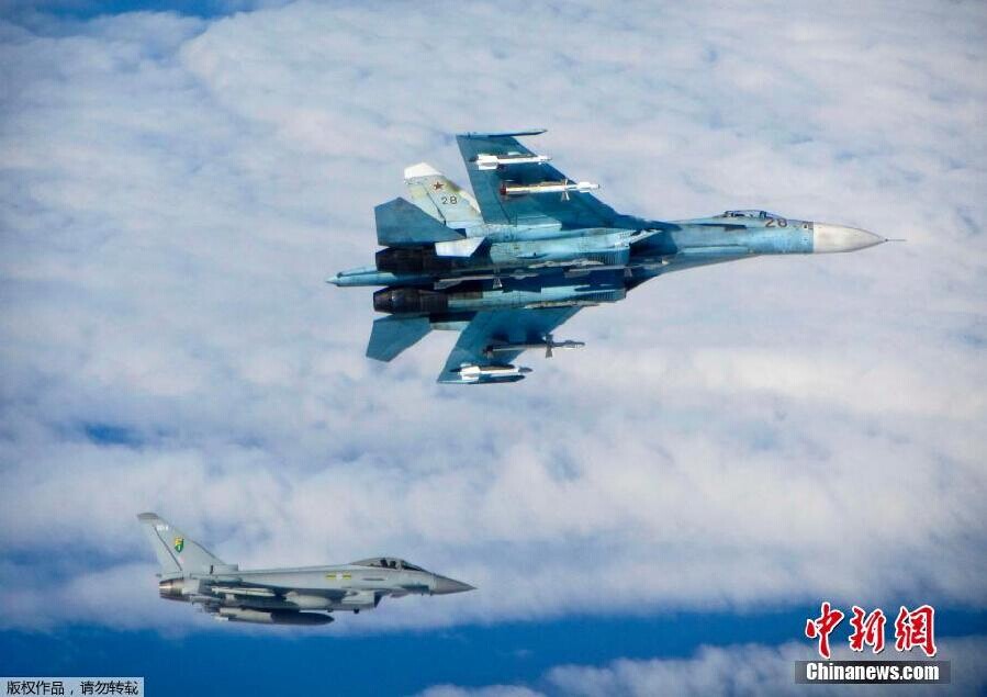Le Ministère de la Défense britannique a diffusé le 18 juin des photos montrant des avions de guerre russes –ici un chasseur Su-27- dans l'espace aérien international, près de la mer Baltique, découverts par des chasseurs Typhoon de l’armée de l’air britannique (Royal Air Force, RAF). Selon la Grande-Bretagne, les chasseurs de la RAF ont intercepté 7 avions de guerre russes dans l'espace aérien international. Source : Reference News.
