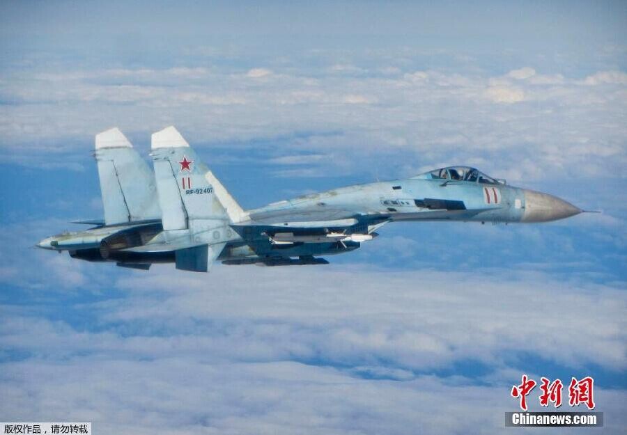 Photo diffusée le 18 juin par le Ministère de la Défense britannique, montrant un chasseur russe Su-27 volant dans l'espace aérien international près de la mer Baltique. Source : Reference News.