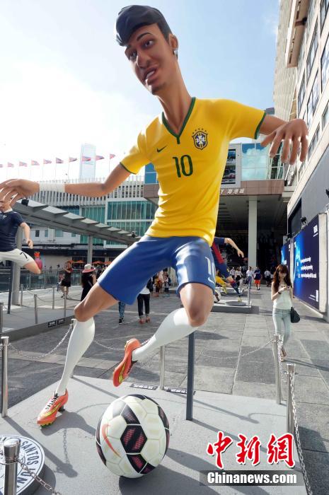 Huit statues de stars du football à Hong Kong 